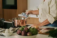 Thumbnail for article: Zet vanaf nu altijd een fles azijn op tafel (en geen zout)