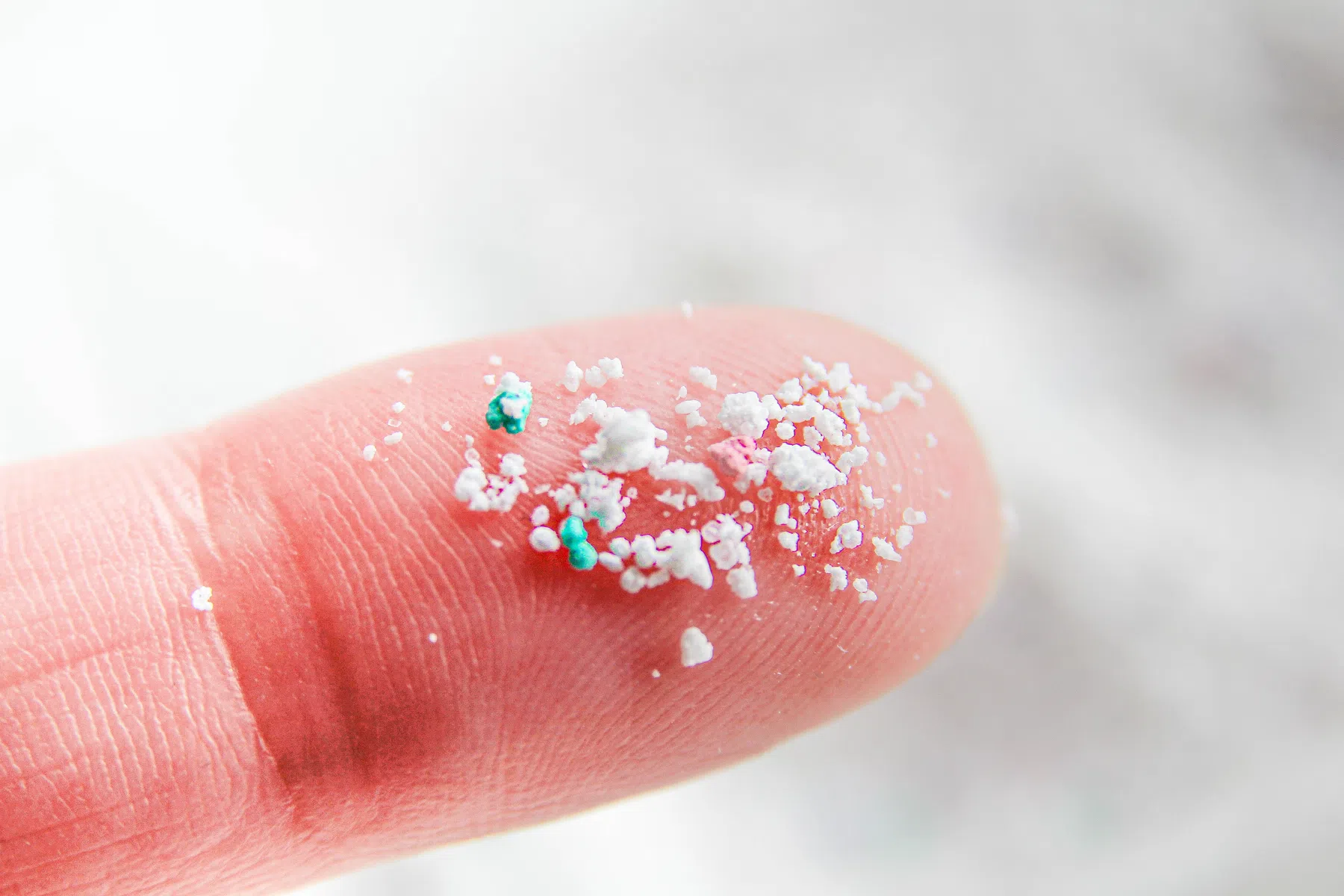 Dit is hoe microplastics ongemerkt je lichaam binnenkomen