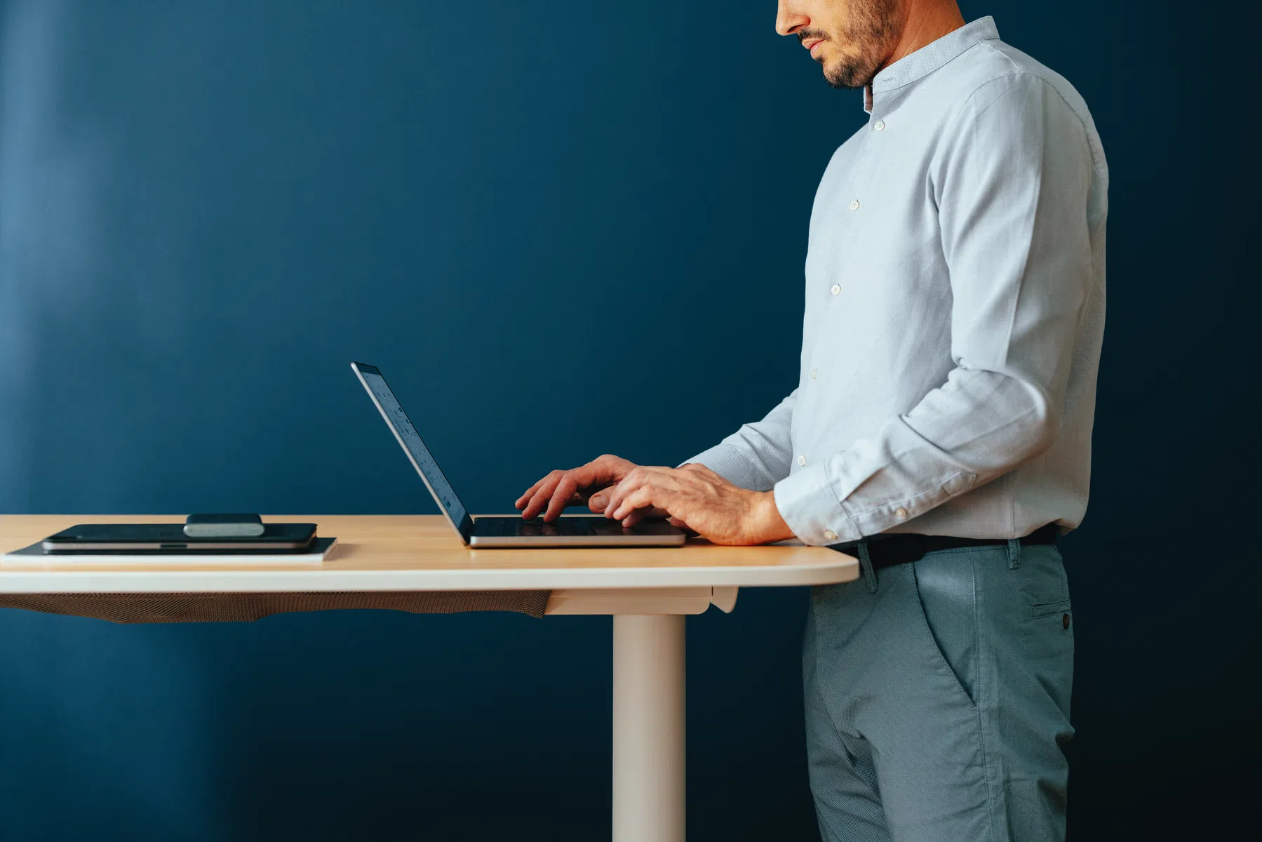 Factcheck: door staand te werken verbrand je meer calorieën dan zittend