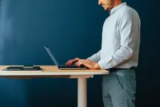 Factcheck: je verbrandt meer calorieën door staand te werken