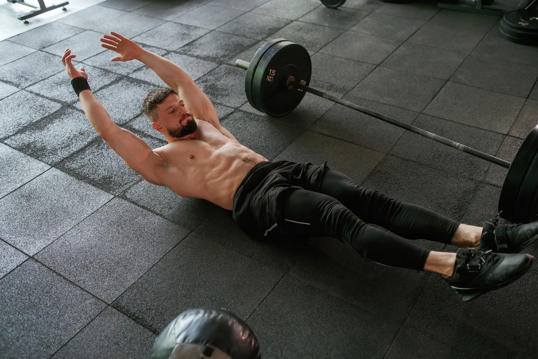 Hollow body hold: zo voer je deze buikspieroefening correct uit