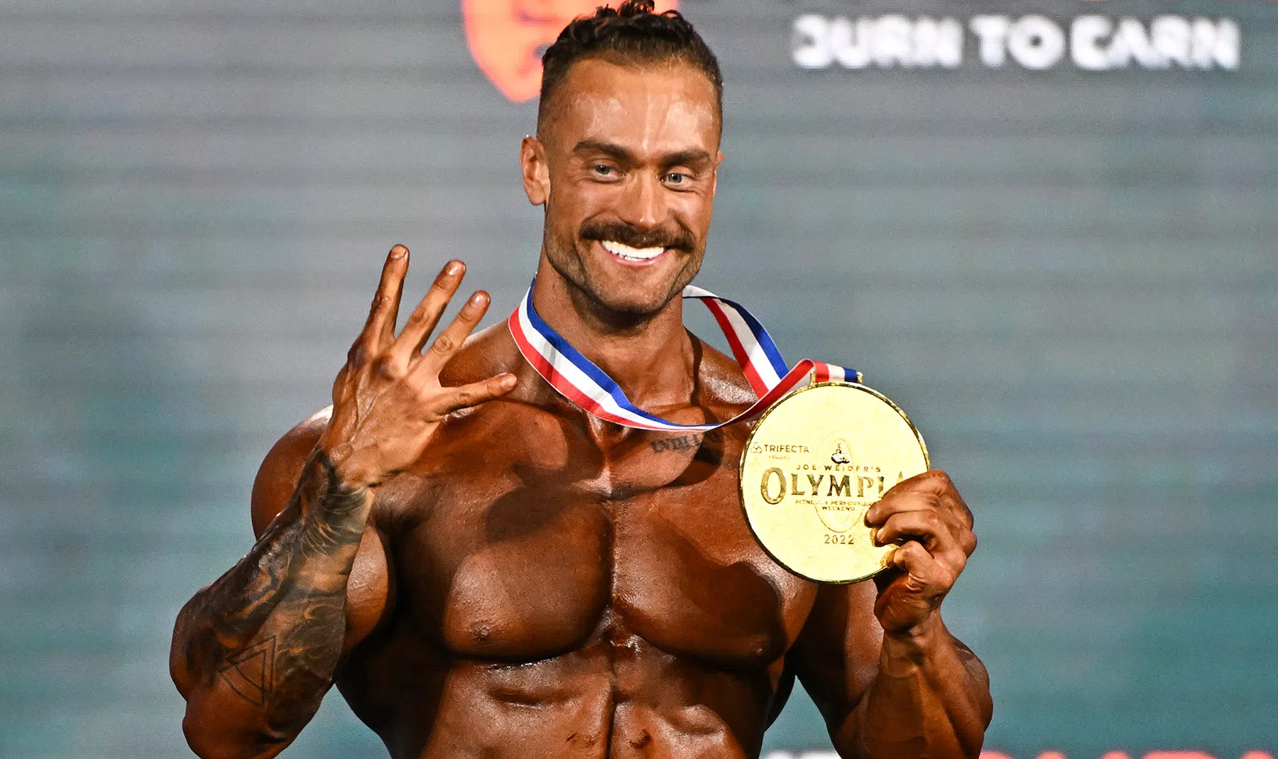 Chris Bumstead in 2022 na zijn vierde Olympia-overwinning (© Getty Images )