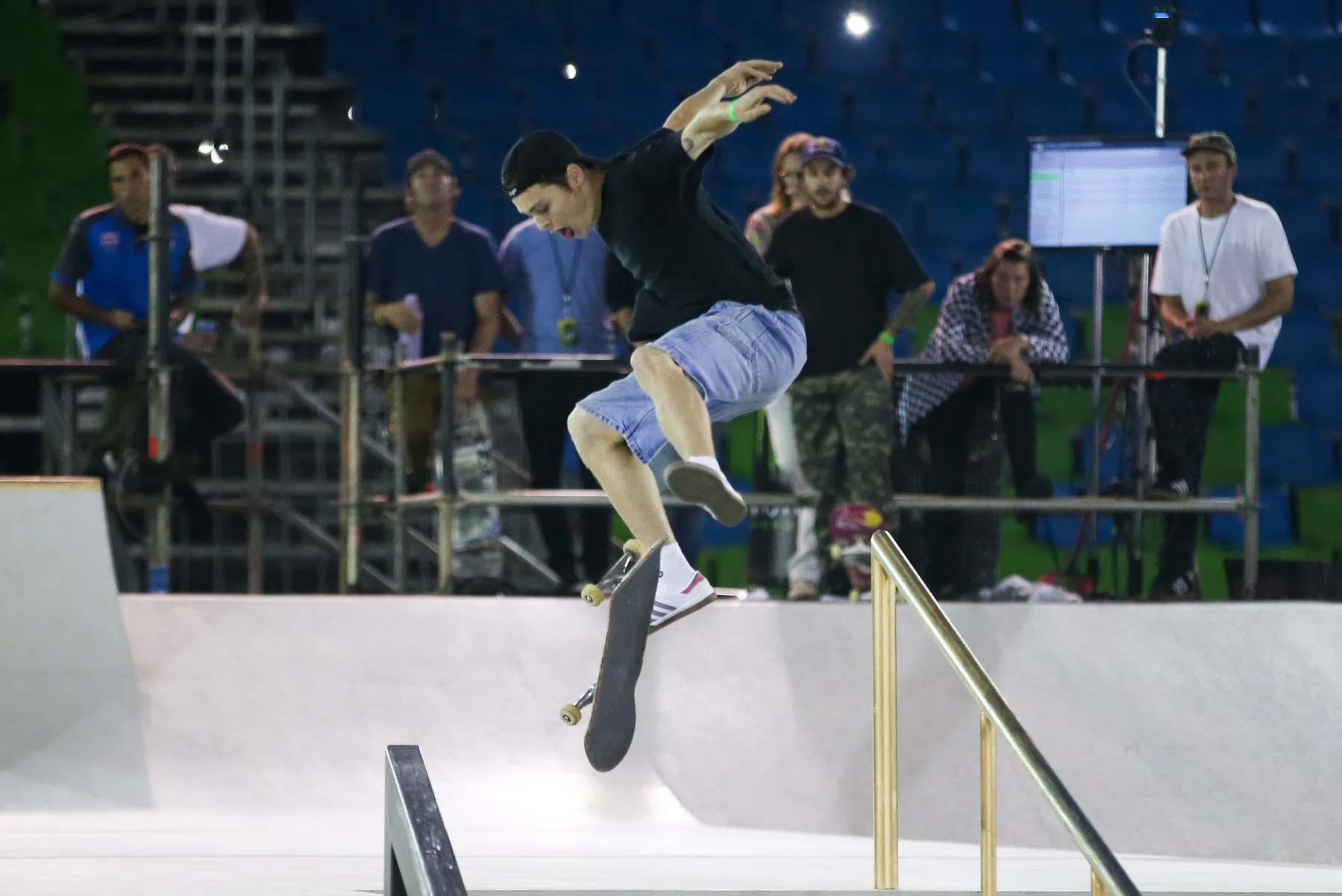 Wereldrecord 'longest nose manual' verpulverd door Nederlandse skater Douwe Macaré