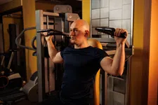 Heb jij deze 3 S-tier oefeningen voor je side delts al geprobeerd?