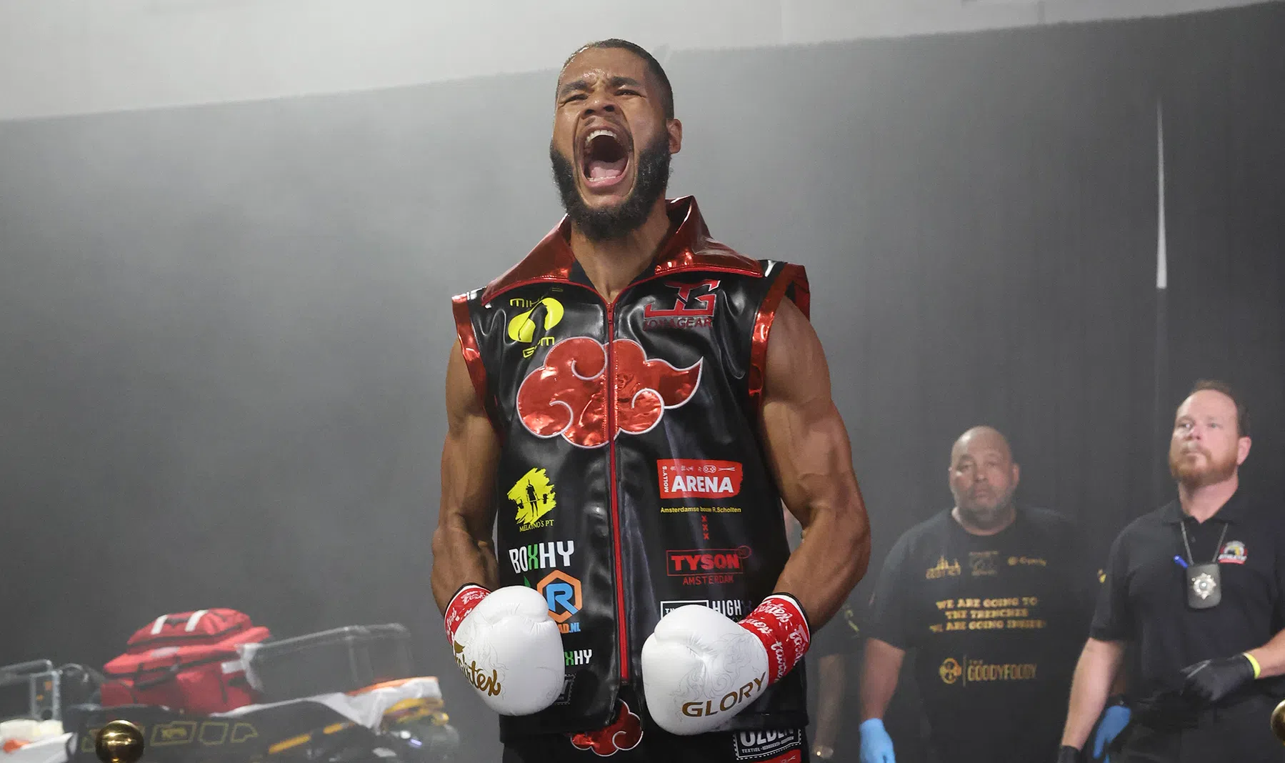 Ook welterweight-kampioen en MH-covermodel Chico Kwasi betreedt de ring tijdens Glory Collision 8 (© Getty Images)