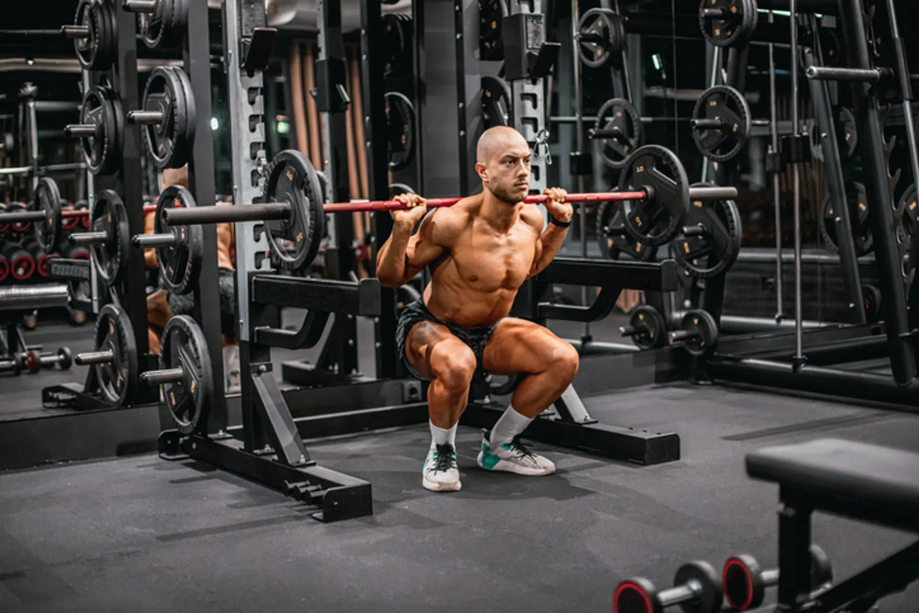 Heeft jouw gym geen Pendulum Squat-machine? Zo maak je ‘m zelf