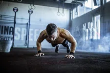 Thumbnail for article: Sterker worden dan 90% van alle mannen? Zo veel push-ups moet je kunnen doen