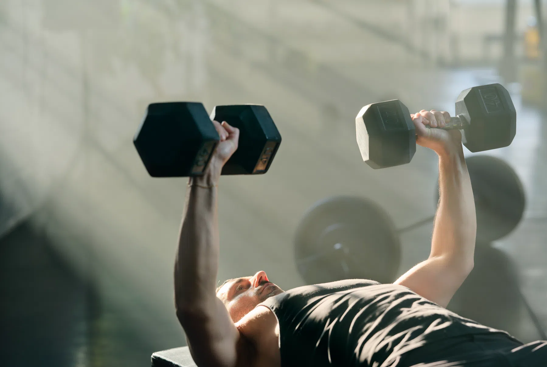 Dit zijn je beste oefeningen voor als de bench press bezet is