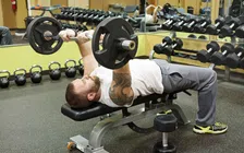 Thumbnail for article: De perfecte techniek voor grote armen: zo doe je skull crushers