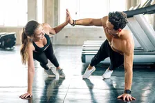 Thumbnail for article: Deze plank-variant versterkt vergeten buikspieren