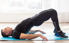 Thumbnail for article: Zo voer je de glute bridge perfect uit voor sterkere billen