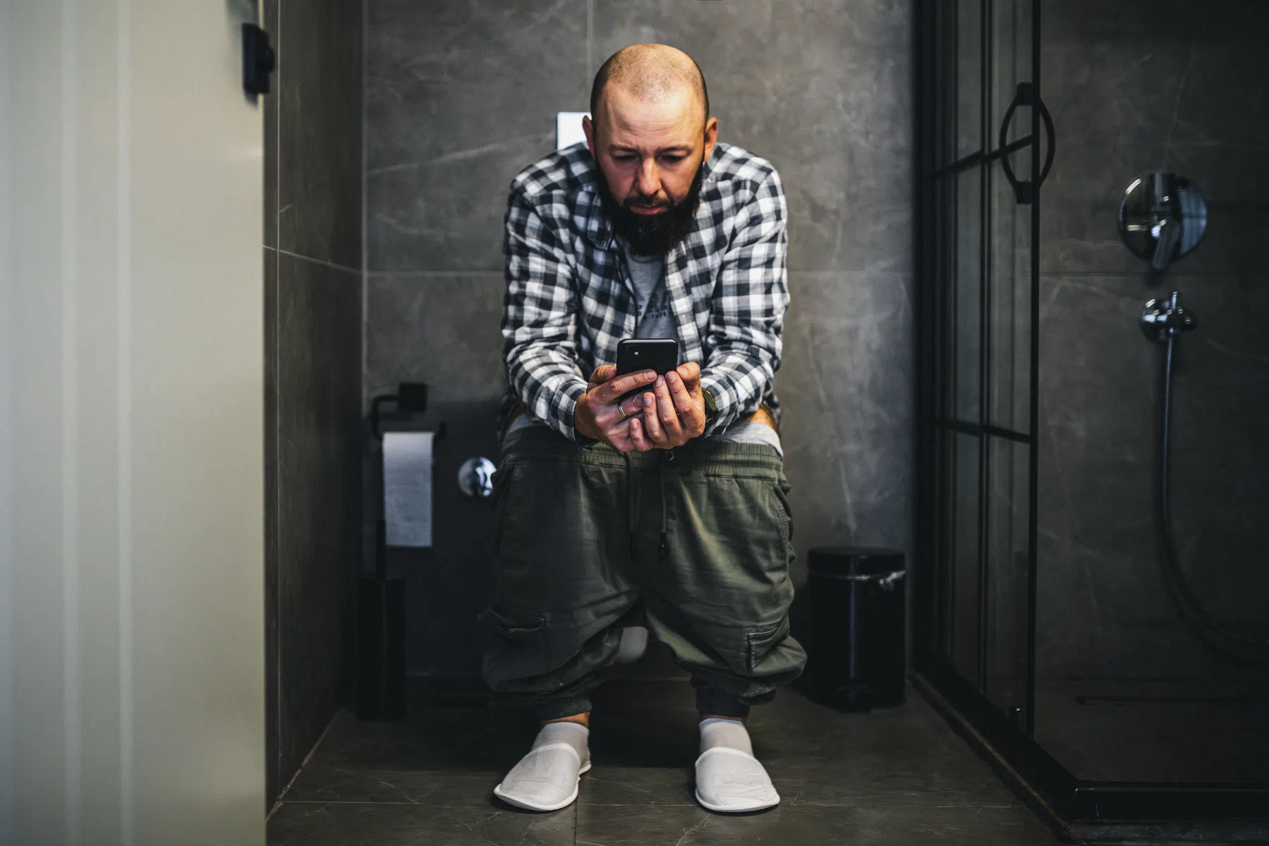 Waarom alcohol je zo vaak naar de wc stuurt