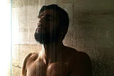 Thumbnail for article: Douche jij liever in de avond? Dan heeft dat waarschijnlijk invloed op jouw humeur