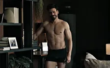 Thumbnail for article: Zo werd François Arnaud ijshockey-ripped voor HBO-serie Heated Rivalry