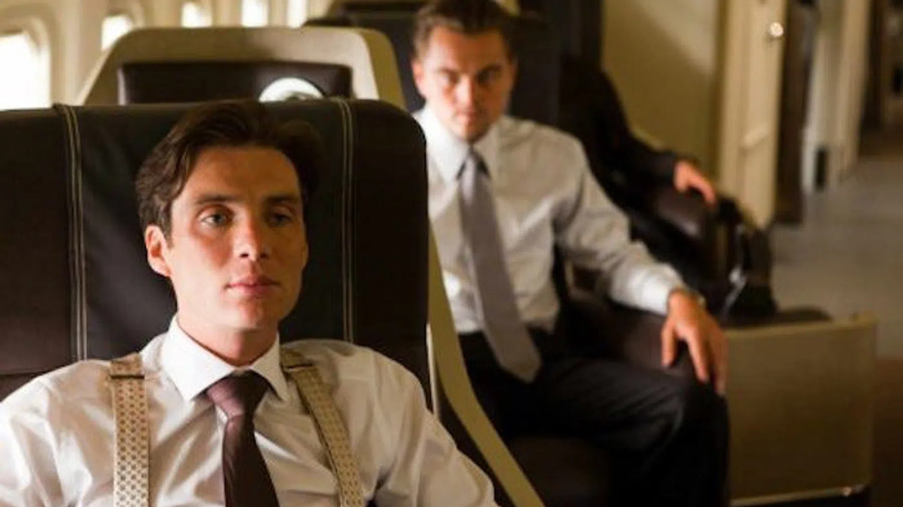 Tijdens Inception zaten de hoofdpersonen zo'n  10 uur — of was het nu 50 jaar — in het vliegtuig. (© Warner Bros. Pictures)