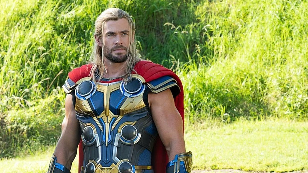 In Thor: Love and Thunder, was Hemsworth op z'n gespierdst. Dat pakt hij nu anders aan. (© Walt Disney Studios Motion Pictures / Marvel)