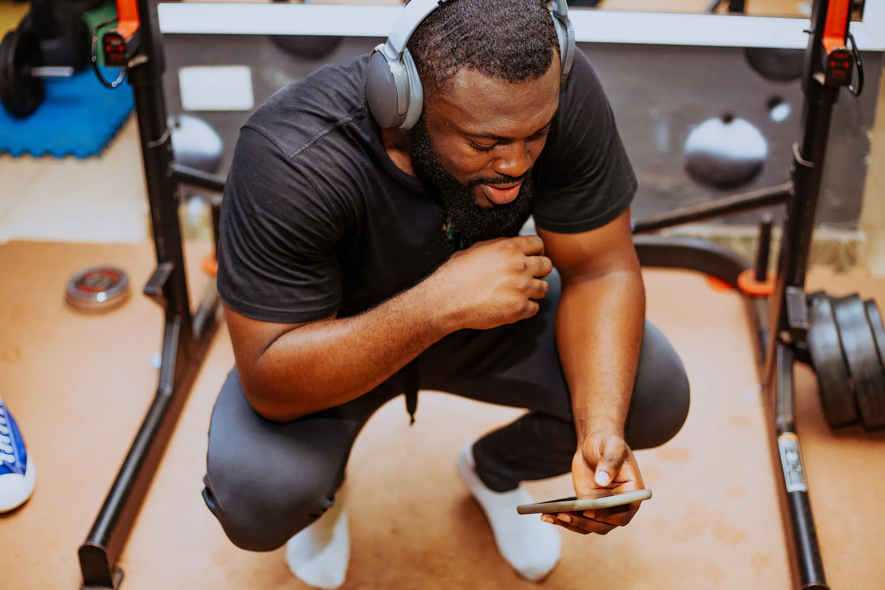 Doomscrollen tijdens workout schaadt je gains