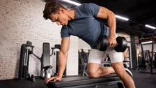 Thumbnail for article: Dumbbell rows gaan meestal fout — zo doe je ze wel goed