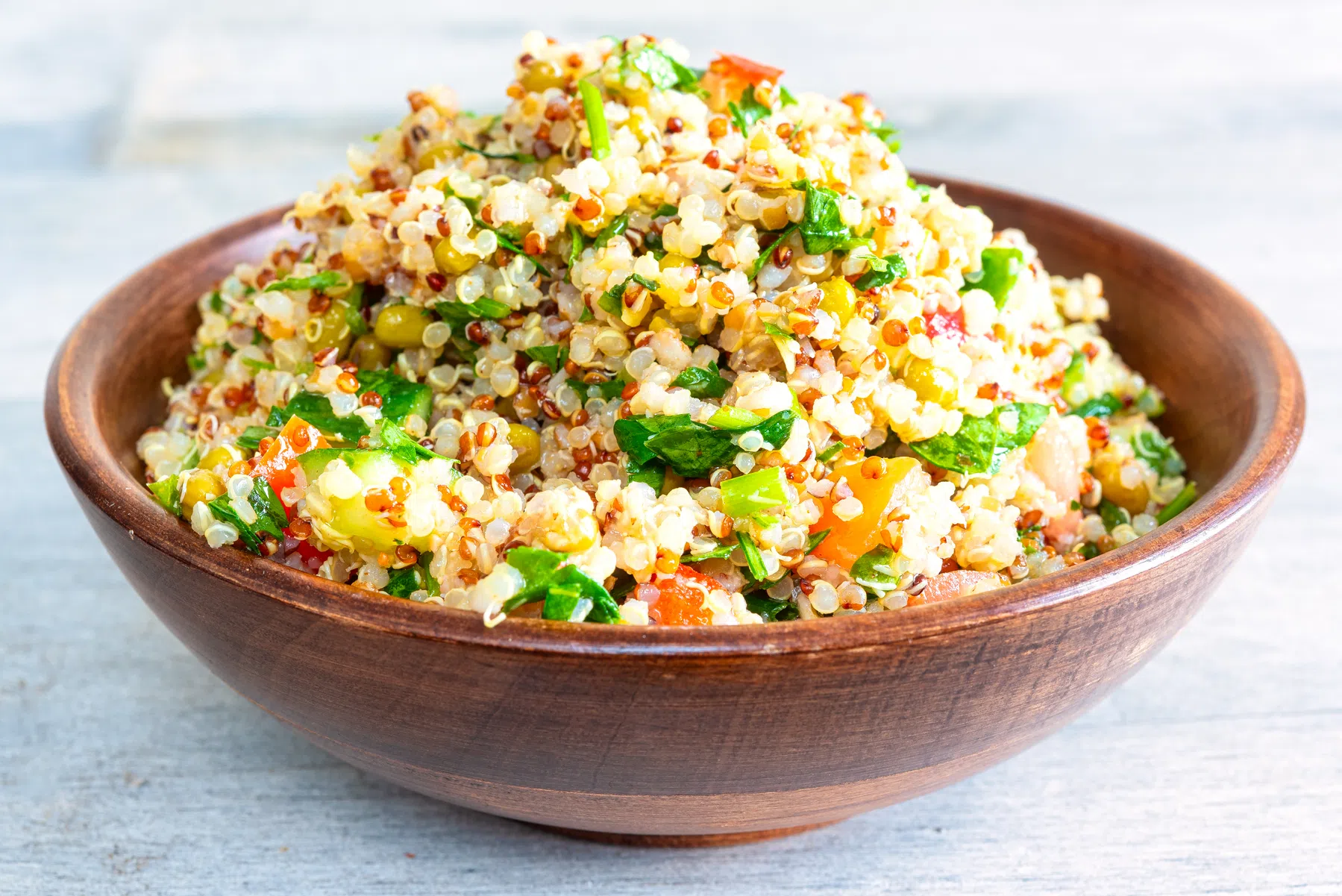 Groene salade met sesam-quinoa granola