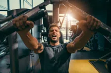 Thumbnail for article: Maak ’t makkelijk: 3 dingen die NIET móéten in krachttraining