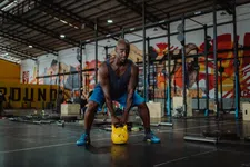 Thumbnail for article: 343 herhalingen in 30 minuten – deze virale 7-7-7 kettlebell workout is een snelle full-body test