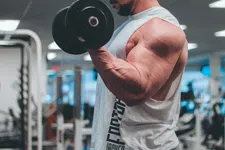 Thumbnail for article: 'Mijn armen knallen uit mijn mouwen sinds ik deze bicep-oefening doe'