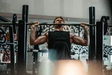 Thumbnail for article: Waarom je shoulder press niet sterker wordt – en 5 manieren om dat te doorbreken