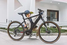 Thumbnail for article: Jong en een e-bike: is dat slechter voor je gezondheid dan een normale fiets?