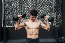 Geen gym nodig voor deze vetverbranding workout met enkel dumbbells