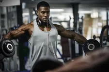 Altijd hetzelfde gewicht bij de lateral raise? Dit moet je doen