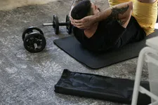 Thumbnail for article: Thuis trainen of gym: wat werkt beter voor je fysiek?