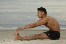 Thumbnail for article: 4x de beste oefeningen voor sterke en robuuste kuiten - train ze op het strand