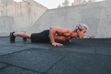 Thumbnail for article: Bouw een core van staal en een sterke borstkas met deze simpele push-up challenge