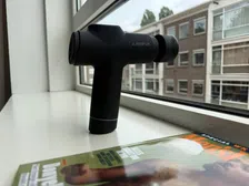 Thumbnail for article: 'Deze massagegun hielp me sneller herstellen tussen trainingen'