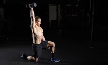 Thumbnail for article: Deze simpele shoulder press bouwt razendsnel grotere schouders