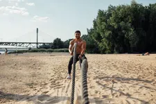 Thumbnail for article: Hoe mannen boven de 50 sterk en explosief blijven – 10 oefeningen van ex-militair