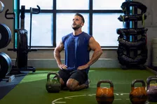 Thumbnail for article: Geen sportschool nodig: deze kettlebell-workout pakt je hele bovenlichaam aan