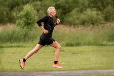 Thumbnail for article: Deze 69-jarige wereldkampioen begon pas op zijn 54e met sporten