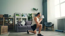 Thumbnail for article: 50-plus? Met deze 12 oefeningen blijf je deze zomer sterk zonder gym