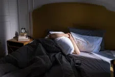 Thumbnail for article: Deze veelvoorkomende slaapgewoonte sloopt stiekem je hart na je 40e