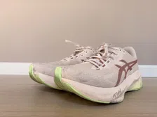 Thumbnail for article: ASICS Novablast 6 review: nog energieker en comfortabeler dan ooit?