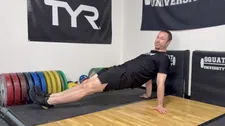 Thumbnail for article: De reverse plank is misschien wel de beste oefening als je veel zit