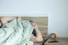 Thumbnail for article: Altijd moe? Met deze 13 wetenschappelijk onderbouwde tips val je sneller in slaap