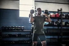 Thumbnail for article: 2 dumbbells, 5 oefeningen & 4 rondes: de perfecte workout deze zomer