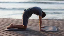 Thumbnail for article: Zo voer je de cat-cow-stretch uit voor een soepelere rug en betere mobiliteit