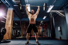 Thumbnail for article: Fit in 10 minuten: De zwaarste full-body workout die je OOIT gaat doen