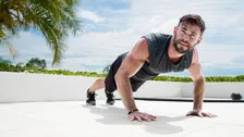 Thumbnail for article: Chris Hemsworth heeft een vergroot risico op Alzheimer. Hij vecht terug