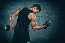 Thumbnail for article: Grotere biceps met dumbbells van 3 kilo? Zo werkt deze aparte high-rep methode