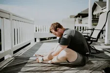 Thumbnail for article: Je lichaam wordt stijver van veel zitten: deze 5 oefeningen helpen je