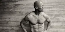 Thumbnail for article: Acteur Jason Statham (59) is kneiterfit – hij geeft je 11 lessen van decennia lang trainen